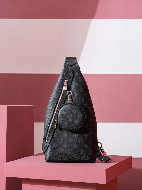 Authentic SP inspection-free and equipped with a full set of duty-free packaging. 𝐃𝐔𝐎 Shoulder Bag Series M30936 Inspection-free version# PJ/ ◙ Size: 20*42*6𝐜𝐦 ◙ 𝔻𝕌𝕆 ²³ Series Inspired by the classic black flower design, the bag comes with the bag, so the overall bag shape presents a different visual effect. Not only is it a high-value appearance, but its love for it has a large capacity, and the upper body effect is even more handsome than imagined! Heihua's appearance is low-key and has an indescribable unique aura. It is very suitable for men to travel on any occasion, fashionable and atmospheric!