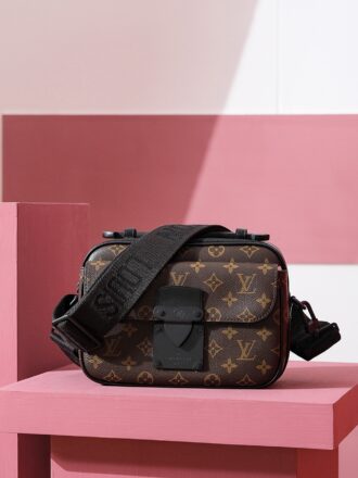 Authentic SP inspection-free and equipped with a full set of duty-free packaging. 𝐒 𝐋𝐎𝐂𝐊 Postman Bag Upgraded Edition Series M45806 Inspection-free Edition# PJ/ ■ Size: 22*18*8cm ■ Must-in-app purchase for men! A package of postal bags that are hard to come by are tailor-made for men. The upper body effect is both explosive and comfortable. It is super beautiful and atmospheric with the different styles of daily wardrobes. It seems low-key and not eye-catching. The visual effect behind the back will make you shine! The capacity is also perfect, and it has become your first choice for daily travel. It is strongly Chinese grass!