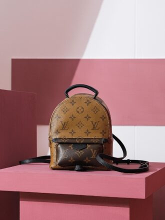 Authentic SP inspection-free and equipped with a full set of duty-free packaging. 𝐏𝐀𝐋𝐌 𝐒𝐏𝐑𝐈𝐍𝐆𝐒Mini backpack series M44872#No inspection version#PJ/ ❐Size: 17*22*10cm❐ Nicolas Ghesquiere gives a change in the style of the backpack, turning a simple and daily use backpack into a fashionable and charming multi-purpose backpack, bringing people a fashionable and eternal atmosphere. It not only provides the backpack method, but also comes with a variety of functional usages. The classic presbyopia and yellow color scheme give people a brand new look and a more advanced feeling!