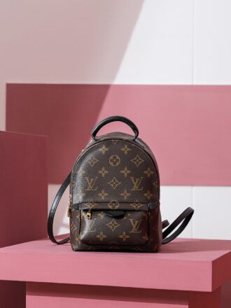 Authentic SP inspection-free and equipped with a full set of duty-free packaging. 𝐏𝐀𝐋𝐌 𝐒𝐏𝐑𝐈𝐍𝐆𝐒Mini backpack series M44873#No inspection version#PJ/ ❐Size: 17*22*10cm❐ Nicolas Ghesquiere gives a change in the style of the backpack, turning a simple and daily use backpack into a fashionable and charming multi-purpose backpack, bringing people a fashionable and eternal atmosphere. It not only provides the backpack method, but also comes with a variety of functional uses. The classic presbyopia and yellow color scheme give people a brand new look and a more advanced feeling!