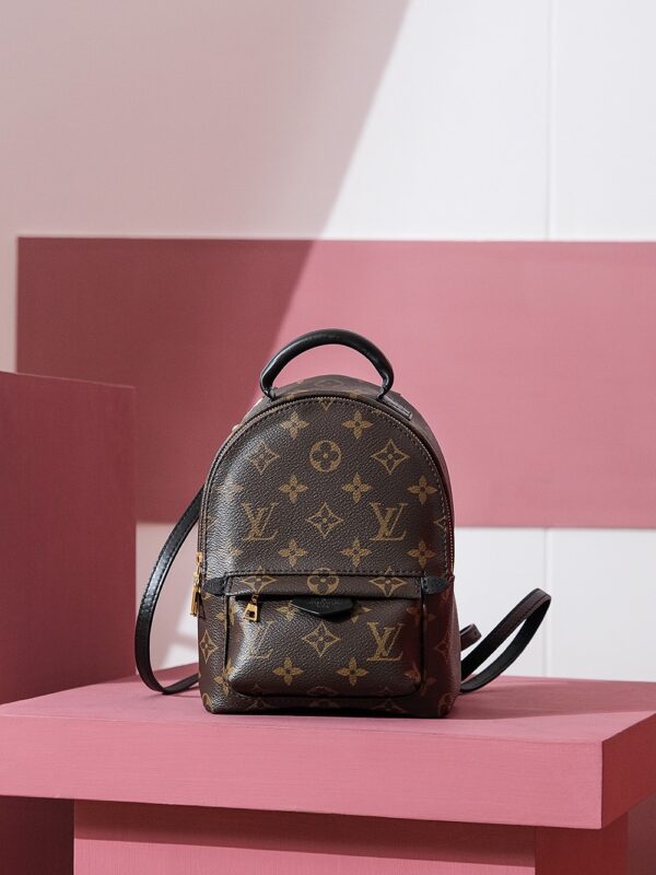 Authentic SP inspection-free and equipped with a full set of duty-free packaging. 𝐏𝐀𝐋𝐌 𝐒𝐏𝐑𝐈𝐍𝐆𝐒Mini backpack series M44873#No inspection version#PJ/ ❐Size: 17*22*10cm❐ Nicolas Ghesquiere gives a change in the style of the backpack, turning a simple and daily use backpack into a fashionable and charming multi-purpose backpack, bringing people a fashionable and eternal atmosphere. It not only provides the backpack method, but also comes with a variety of functional uses. The classic presbyopia and yellow color scheme give people a brand new look and a more advanced feeling!