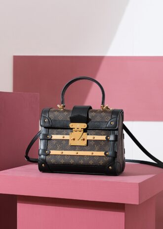 Authentic SP inspection-free and equipped with a full set of duty-free packaging. ❑𝑻𝑹𝑰𝑨𝑵𝑶𝑶𝑵 #M45908# Inspection-free version ❥Size: 21*18*11cm I fell in love with it at first sight, and it was indeed nothing wrong. When I saw it from the new product show in the year, I immediately returned the buy version to develop it. It took a whole year. We broke through the most difficult craftsmanship of the traditional box-type, because it is really good-looking, and it looks so good. It must be for everyone to have it. The wooden strip decoration style is really a really fragrant series. It has a "wow" stunning focus of the audience, and it is a rare feeling of being moved. The size is also very unique and high-value series. Whether it is portable, hand twisted, crossbody, or one shoulder, it is very distinctive and high-value series!
