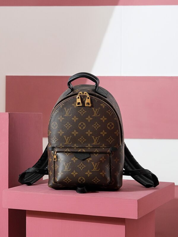 Authentic SP inspection-free and equipped with a full set of duty-free packaging. 𝙋𝘼𝙇𝙈 𝙎𝙋𝙍𝙄𝙉𝙂 Small backpack M44871/free version/ ☞■ Size: 22*29*10cm ■ Classic shape, which was grandly unveiled in the early spring of 2016. It continues its gorgeous appearance and reflects a high-end temperament. It has been loved by everyone all year round, subverting the concept and style of the previous backpack. It has been newly designed with a fashionable and elegant backpack, which is the same as men and women, and is a must-have for couples!