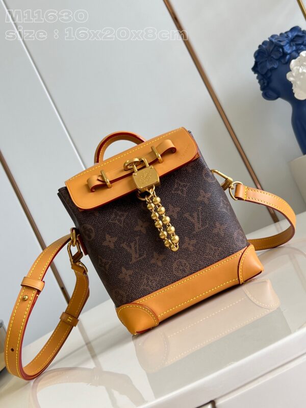 M11630 This Steamer 15 handbag makes the wallet size look like the trendy configuration of the Steamer handbag, and then continues the traditional elements with the top handle, reinforced bag corner and base, showing the agility and ingenuity of Pharrell Williams. Non-functional padlocks express the Louis Vuitton Marque Déposée logo, replacing the series' usual chain and needle opening and closing. 16.5 x 20 x 8.5 cm (Length x Height x Width) M