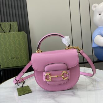 . 💖《Fitted with a full set of original green box packaging》💖【New Product】Gucci Horsebit 1955 series mini handbag. The Gucci Horsebit 1955 series is renovated to present a mini shoulder bag style, combining excellent versatile features and practical functions. This shoulder bag is crafted in orange leather, with the flap closure and removable shoulder straps making the entire design fuller. Orange leather, light gold tone accessories, brown cotton linen lining, horse tie, interior: 2 main compartments; 1 card compartment, removable leather shoulder strap, spring clamp, weight: about 0.55 kg. Model: 781387. Size: 18 (width) x 15 (height) x 6.5 cm (deep) Color: Pink/original leather. Maximum capacity: iPhone Plus, Airpods headphones, card holders and lipstick