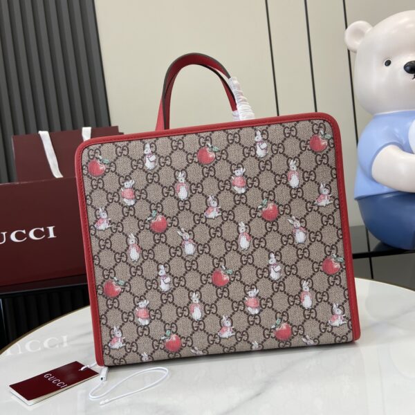 . 💖《Full set of original green box packaging》💖【New Product】GG children's animal printed tote bag. The 2024 Early Spring Children's Series combines the ingenuity of round interlocking double G and playful and childlike frog embroidery and other design ideas, which are fun and exquisite. New ready-to-wear items and accessories are presented in different colors and materials, and the fun highlights the innocent brand narrative concept of children's fun and innocence. This tote bag is exquisitely embellished with exquisite Gucci animal prints, cleverly blending with white contrasting piping to show the ingenuity of design. White and beige Supreme canvas, white Supreme canvas piping, Gucci animal print by Walter Harrison Cady, nylon lining, open inner bag, double handle (8.5 cm high) magnetic snap closure. Model: 605614. Size: 25 (Length) x 28.5 (W) x 11cm (Thick) Color: Peter Rabbit Apple/Red. Italian creation