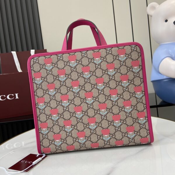 . 💖《Full set of original green box packaging》💖【New Product】GG children's animal printed tote bag. The 2024 Early Spring Children's Series combines the ingenuity of round interlocking double G and playful and childlike frog embroidery and other design ideas, which are fun and exquisite. New ready-to-wear items and accessories are presented in different colors and materials, and the fun highlights the innocent brand narrative concept of children's fun and innocence. This tote bag is exquisitely embellished with exquisite Gucci animal prints, cleverly blending with white contrasting piping to show the ingenuity of design. White and beige Supreme canvas, white Supreme canvas piping, Gucci animal print by Walter Harrison Cady, nylon lining, open inner bag, double handle (8.5 cm high) magnetic snap closure. Model: 605614. Size: 25 (Length) x 28.5 (Wide) x 11cm (Thick) Color: Flower print/red. Italian creation