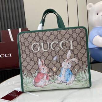 . 💖《Full set of original green box packaging》💖【New Product】GG children's animal printed tote bag. The 2024 Early Spring Children's Series combines the ingenuity of round interlocking double G and playful and childlike frog embroidery and other design ideas, which are fun and exquisite. New ready-to-wear items and accessories are presented in different colors and materials, and the fun highlights the innocent brand narrative concept of children's fun and innocence. This tote bag is exquisitely embellished with exquisite Gucci animal prints, cleverly blending with white contrasting piping to show the ingenuity of design. White and beige Supreme canvas, white Supreme canvas piping, Gucci animal print by Walter Harrison Cady, nylon lining, open inner bag, double handle (8.5 cm high) magnetic snap closure. Model: 605614. Dimensions: 25 (L) x 28.5 (W) x 11cm (Thick) Color: Peter Rabbit/Green. Italian creation