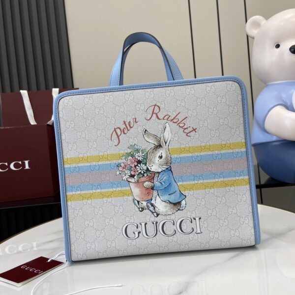 . 💖《Full set of original green box packaging》💖【New Product】GG children's animal printed tote bag. The 2024 Early Spring Children's Series combines the ingenuity of round interlocking double G and playful and childlike frog embroidery and other design ideas, which are fun and exquisite. New ready-to-wear items and accessories are presented in different colors and materials, and the fun highlights the innocent brand narrative concept of children's fun and innocence. This tote bag is exquisitely embellished with exquisite Gucci animal prints, cleverly blending with white contrasting piping to show the ingenuity of design. White and beige Supreme canvas, white Supreme canvas piping, Gucci animal print by Walter Harrison Cady, nylon lining, open inner bag, double handle (8.5 cm high) magnetic snap closure. Model: 605614. Dimensions: 25 (L) x 28.5 (W) x 11cm (Thick) Color: Peter Rabbit/Light Blue. Italian creation