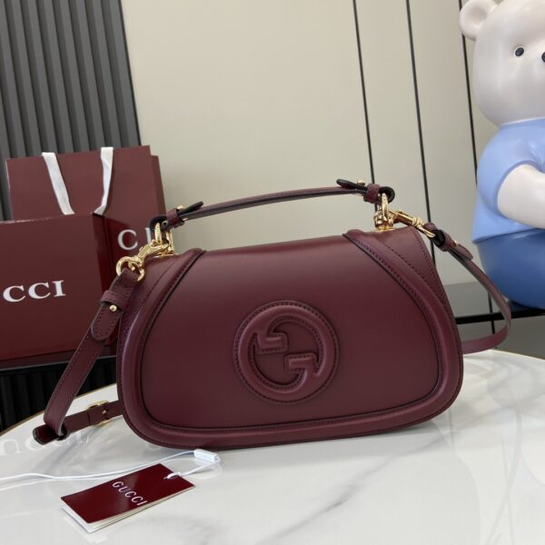 . ‼ ️「Fitted with a full set of original green box packaging」‼ ️【New Model】G Home Brand Identification Sign will be renovated and interpreted through different techniques every season. The new design has a double G pattern, and the style is eye-catching. This handbag is designed with a handle and can be cross-body. The classic material is modern, and it is paired with imported cowhide polished hardware, with clear patterns and delicate texture. Model: 815714. Size: 27 (Length) x 17 (Height) x 7cm (Thickness) Color: Wine red full leather/original leather. Italian creation