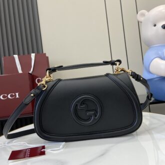 . ‼ ️「Fitted with a full set of original green box packaging」‼ ️【New Model】G Home Brand Identification Sign will be renovated and interpreted through different techniques every season. The new design has a double G pattern, and the style is eye-catching. This handbag is designed with a handle and can be cross-body. The classic material is modern, and it is paired with imported cowhide polished hardware, with clear patterns and delicate texture. Model: 815714. Size: 27 (Length) x 17 (H) x 7cm (Thickness) Color: Black full leather/original leather. Italian creation