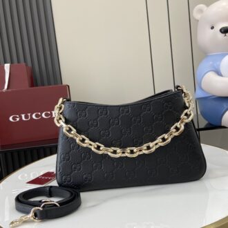 . 💕《Fitted with a full set of original green box packaging》💕【New】GG Emblem series small shoulder bag The GG Emblem series uses creative design and innovative functions to interpret classic patterns, and creates a collection of choices for years to come. This small shoulder bag revives the brand’s new iconic single product line, carefully equipped with three compartments and a light gold chain shoulder strap, and comes with a leather shoulder strap for crossbody carrying. Black GG grain leather Light gold tone accessories Brown cotton-linen blend lining This product also comes with leather shoulder straps Interior: 3 compartments Chain shoulder straps (21 cm high) Zipper closure Weight: approximately 0.9 kg Maximum capacity: iPhone Pro Max/Plus, Airpods headphones, long wallets and lipstick Model: 815263. Size: 29 (Length) x 17 (Width) x 10cm (Thick) Color: Black pressed full leather/original leather. Italian creation