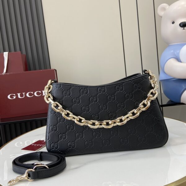 . 💕《Fitted with a full set of original green box packaging》💕【New】GG Emblem series small shoulder bag The GG Emblem series uses creative design and innovative functions to interpret classic patterns, and creates a collection of choices for years to come. This small shoulder bag revives the brand’s new iconic single product line, carefully equipped with three compartments and a light gold chain shoulder strap, and comes with a leather shoulder strap for crossbody carrying. Black GG grain leather Light gold tone accessories Brown cotton-linen blend lining This product also comes with leather shoulder straps Interior: 3 compartments Chain shoulder straps (21 cm high) Zipper closure Weight: approximately 0.9 kg Maximum capacity: iPhone Pro Max/Plus, Airpods headphones, long wallets and lipstick Model: 815263. Size: 29 (Length) x 17 (Width) x 10cm (Thick) Color: Black pressed full leather/original leather. Italian creation