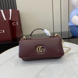. ‼ ️「Fitted with a full set of original green box packaging」‼ ️【New Style】During Milan Fashion Week, the GG Milano series handbag created by brand creative director Sabato De Sarno made its debut at the 2024 autumn and winter fashion show, paying tribute to Milan, a city of design inspiration. This shoulder bag is crafted and integrated with new dual-G styling accessories, with soft and silky GG embossed fluffy leather. The chain strap gives this bag more styling potential; it can easily create a crossbody look. Fluffy leather Glossy light gold tone accessories White leather lining Double G D-shaped buckle A zipper bag with GG pendant, an open pocket and a lip balm storage compartment Handle height 6.1 cm Removable chain shoulder strap (approximately 50 cm high) Spring clamp Weight: about 0.5 kg Model: 806017. Size: 21 (Length) x 12.5 (Wide) x 4.6 (Thick) Color: Burgundy full leather/original leather. Italian creation
