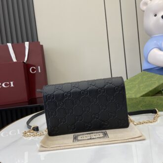 . 💕《Fitted with a full set of original green box packaging》💕【New model】GG Emblem series super soft lyke embossed/full leather chain bag Model: 818705. Size: 20 (Length) x 12.5 (Width) x 4cm (Thick) Color: Black full leather/original leather. Italian creation