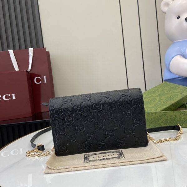. 💕《Fitted with a full set of original green box packaging》💕【New model】GG Emblem series super soft lyke embossed/full leather chain bag Model: 818705. Size: 20 (Length) x 12.5 (Width) x 4cm (Thick) Color: Black full leather/original leather. Italian creation