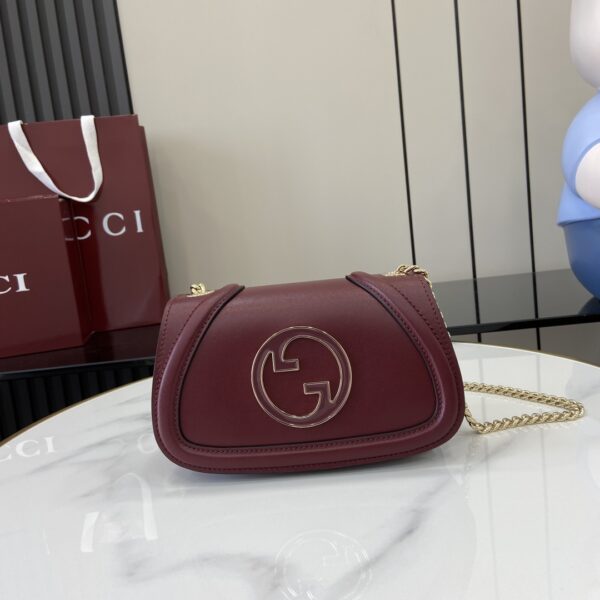 . ‼ ️「Fitted with a full set of original green box packaging」‼ ️【New Model】Gucci Blondie Series Mini Shoulder Bag Gucci Blondie Series New Handbags are decorated with the brand series classic logo that debuted in the early 1970s, cleverly combining inherited charm and contemporary style, and excellent interpretation of the brand’s classic design and modern essence. This mini shoulder bag is made of Gucci Encore red leather and is paired with round enamel brand logos and is equipped with gold-toned chain shoulder straps. Model: 815711. Size: 21.5 (Length) x 11 (Width) x 8 (Thick) Color: Wine red full leather/original leather. Italian creation
