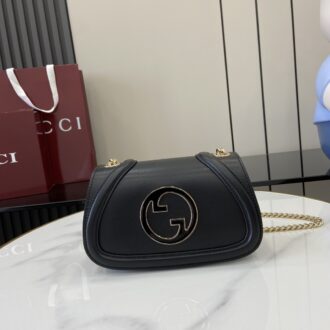 . ‼ ️「Fitted with a full set of original green box packaging」‼ ️【New Model】Gucci Blondie Series Mini Shoulder Bag Gucci Blondie Series New Handbags are decorated with the brand series classic logo that debuted in the early 1970s, cleverly combining inherited charm and contemporary style, and excellent interpretation of the brand’s classic design and modern essence. This mini shoulder bag is made of Gucci Encore red leather and is paired with round enamel brand logos and is equipped with gold-toned chain shoulder straps. Model: 815711. Size: 21.5 (Length) x 11 (Width) x 8 (Thick) Color: G color full leather/original leather. Italian creation