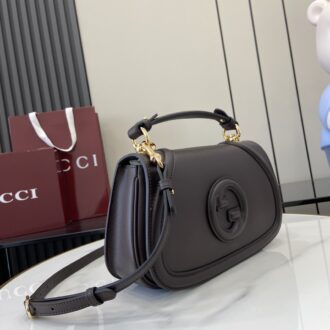 . ‼ ️「Fitted with a full set of original green box packaging」‼ ️【New Model】G Home Brand Identification Sign will be renovated and interpreted through different techniques every season. The new design has a double G pattern, and the style is eye-catching. This handbag is designed with a handle and can be cross-body. The classic material is modern, and it is paired with imported cowhide polished hardware, with clear patterns and delicate texture. Model: 815714. Size: 27 (Length) x 17 (High) x 7cm (Thickness) Color: Coffee-colored full leather/original leather. Italian creation