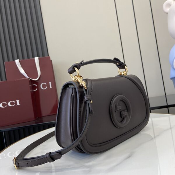 . ‼ ️「Fitted with a full set of original green box packaging」‼ ️【New Model】G Home Brand Identification Sign will be renovated and interpreted through different techniques every season. The new design has a double G pattern, and the style is eye-catching. This handbag is designed with a handle and can be cross-body. The classic material is modern, and it is paired with imported cowhide polished hardware, with clear patterns and delicate texture. Model: 815714. Size: 27 (Length) x 17 (High) x 7cm (Thickness) Color: Coffee-colored full leather/original leather. Italian creation