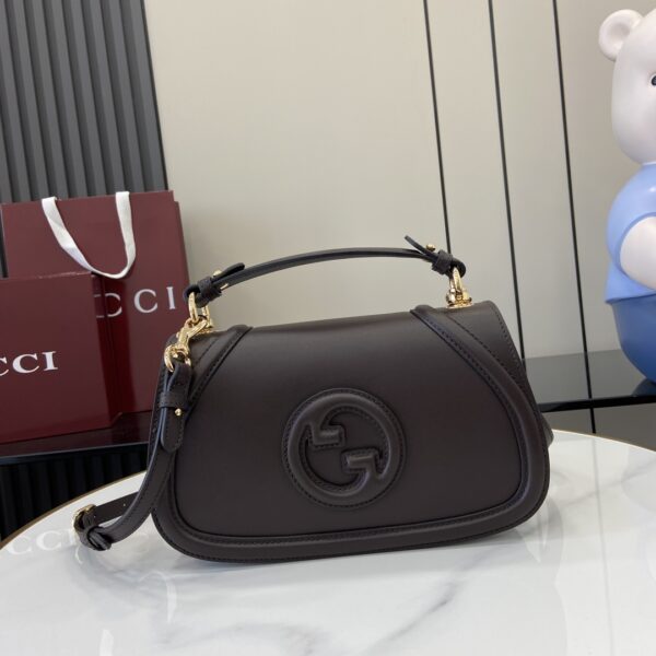 . ‼ ️「Fitted with a full set of original green box packaging」‼ ️【New Model】G Home Brand Identification Sign will be renovated and interpreted through different techniques every season. The new design has a double G pattern, and the style is eye-catching. This handbag is designed with a handle and can be cross-body. The classic material is modern, and it is paired with imported cowhide polished hardware, with clear patterns and delicate texture. Model: 815714. Size: 27 (Length) x 17 (High) x 7cm (Thickness) Color: Coffee-colored full leather/original leather. Italian creation