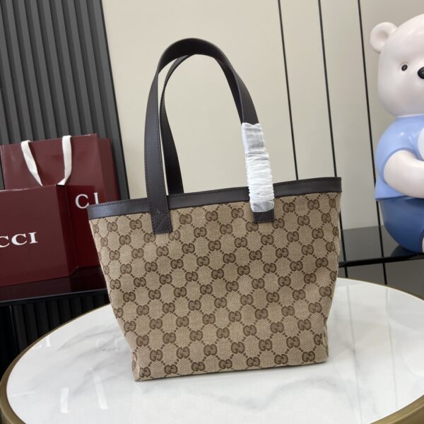 . ‼ ️「Fitted with a full set of original green box packaging」‼ ️【New Model】Gucci Totissima series small tote bags The Gucci Totissima series is planned and presented by creative director Sabato De Sarno. It combines the word "tote" and the Italian affix "issima", which represents the most advanced affix, to highlight the practical functions and timeless style of this handbag. The inner webbing piping is crafted ingenious craftsmanship to hide the seams of this beige and blue trumpet tote. Model: 788211. Size: 21.5 (Length) x 17.5 (H) x 18cm (Thickness) Color: Apricot Coffee Skin/Original Skin. Italian creation
