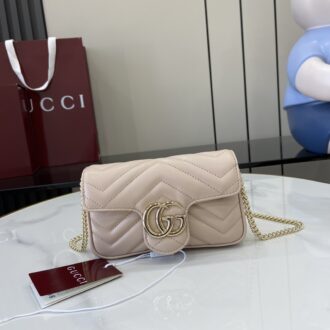 . 💕《Fitted with a full set of original green box packaging》💕【New Product】👉 GG Marmont series super mini handbag This GG Marmont series super mini handbag is exquisitely made of quilted V-shaped leather and is presented in exquisite light pink tones, adding another dazzling new work to the 2025 early spring series. This item is decorated with a collection of iconic dual-G styling accessories, a collection of logos derived from the 1970s has become a classic symbolic element for the brand. Light pink quilted V-leather, light gold tone accessories, suede textured microfiber lining, included keychain, can be connected to the handbag separately, double G, chain shoulder strap (60 cm high), weight: approximately 0.35 kg Model: 476433. Size: 16.5 (Length) x 10 (Width) x 4.5cm (Thick) Color: New light pink full leather/original leather. Italian creation Model is 176 cm tall and can be adapted to iPhone Pro, card holders and lipstick