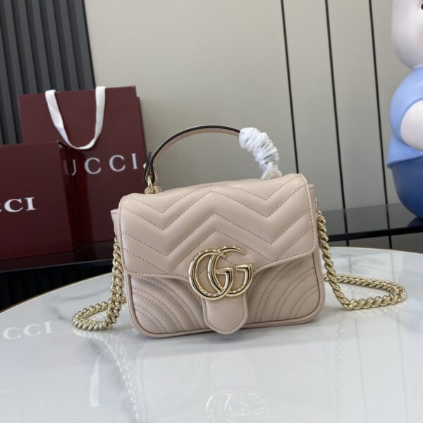 . 💕《Fitted with a full set of original green box packaging》💕【New Product】👉 Marmont series mini handbag GG Marmont series interprets a new silhouette with classic color schemes, showing the charming style of early autumn. This handbag is made of light grey quilted V-leather and is paired with removable buckles and light gold tones chain straps. The magnetic flap opening and closing embellishment of double G, which doubles the charm of the entire design. Model: 811238. Size: 17 (Length) x 13 (Width) x 6cm (Thick) Color: New light pink full leather/original leather. Italian creation