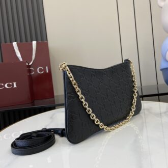 . 💕《Fitted with a full set of original green box packaging》💕【New Product】GG Emblem series small shoulder bag The new GG Emblem series rejuvenates the brand's timeless elegance and exquisite craftsmanship. This small shoulder bag is made of GG grain leather, with chain straps adding a touch of color to the overall look, and the included removable leather straps add a styling option. Black GG grain leather, brown cotton-linen blend lining, interior: an open pocket, with leather shoulder straps (50-52 cm high; 98-103 cm long) chain shoulder straps (23.5 cm high), zipper closure, weight: about 300 grams, can accommodate iPhone Pro, Airpods headphones, long wallet and lipstick Model: 815277. Size: 29.5 (W) x 16 (H) x 2cm (Dark) Color: G embossed leather/original leather. Italian creation