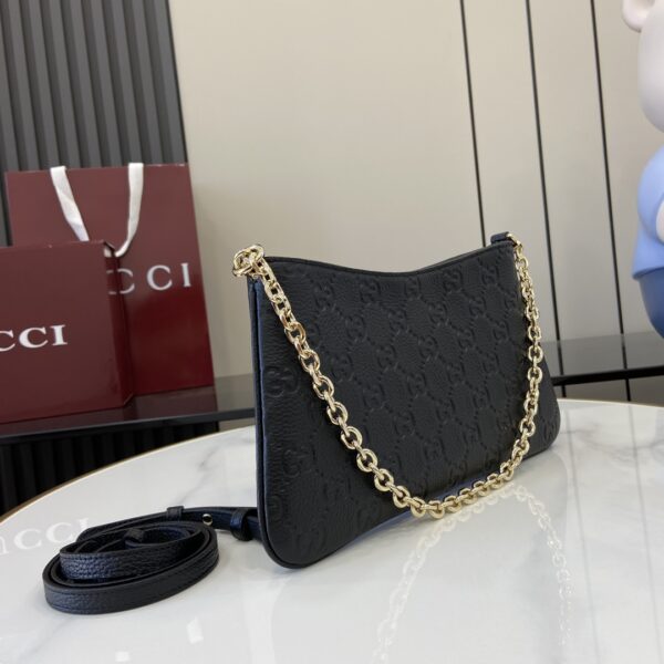 . 💕《Fitted with a full set of original green box packaging》💕【New Product】GG Emblem series small shoulder bag The new GG Emblem series rejuvenates the brand's timeless elegance and exquisite craftsmanship. This small shoulder bag is made of GG grain leather, with chain straps adding a touch of color to the overall look, and the included removable leather straps add a styling option. Black GG grain leather, brown cotton-linen blend lining, interior: an open pocket, with leather shoulder straps (50-52 cm high; 98-103 cm long) chain shoulder straps (23.5 cm high), zipper closure, weight: about 300 grams, can accommodate iPhone Pro, Airpods headphones, long wallet and lipstick Model: 815277. Size: 29.5 (W) x 16 (H) x 2cm (Dark) Color: G embossed leather/original leather. Italian creation
