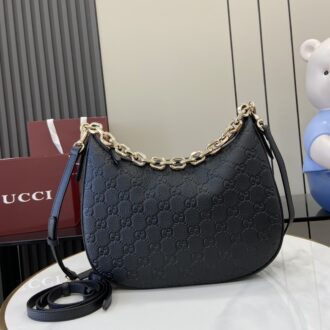 . 💕《Fitted with a full set of original green box packaging》💕【New Product】GG Emblem series medium-sized shoulder bag The new GG Emblem series rejuvenates the brand's timeless elegance and exquisite craftsmanship. This medium-sized shoulder bag is made of GG grain leather, and the chain straps add a touch of color to the whole. Black GG grain leather, brown cotton-linen blend lining, interior: 1 zipper bag, shoulder strap height 18 cm, zipper closure, weight: about 650 grams, model height 177 cm, can accommodate iPhone Pro Max/Plus, Airpods headphones, long wallet and lipstick Model: 820453. Size: 32 (width) x 24 (height) x 7cm (deep) Color: gram embossed leather/original leather. Italian creation