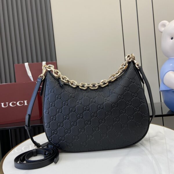 . 💕《Fitted with a full set of original green box packaging》💕【New Product】GG Emblem series medium-sized shoulder bag The new GG Emblem series rejuvenates the brand's timeless elegance and exquisite craftsmanship. This medium-sized shoulder bag is made of GG grain leather, and the chain straps add a touch of color to the whole. Black GG grain leather, brown cotton-linen blend lining, interior: 1 zipper bag, shoulder strap height 18 cm, zipper closure, weight: about 650 grams, model height 177 cm, can accommodate iPhone Pro Max/Plus, Airpods headphones, long wallet and lipstick Model: 820453. Size: 32 (width) x 24 (height) x 7cm (deep) Color: gram embossed leather/original leather. Italian creation