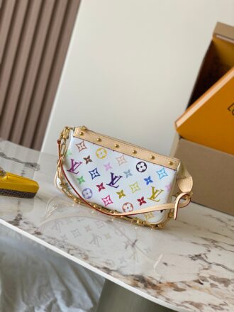 This Pochette Accessoires handbag Model: M13404 Baicai 163c01 chip version Material: A grade all-steel hardware, imported original fabric Packaging: Full set of original duty-free MB packaging Size: 13.0 x 4.0 x 22.0 cm