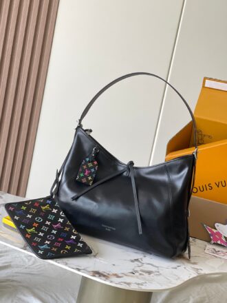 This CarryAll Dark medium-sized handbag Model: M13105 Black Color 163c01 chip version Material: A grade all-steel hardware, imported original fabric Packaging: Full set of original duty-free MB packaging Size: 39.0 x 30.0 x 15.0 cm