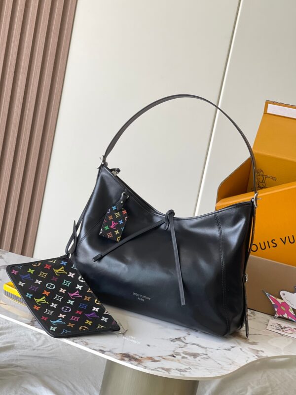 This CarryAll Dark medium-sized handbag Model: M13105 Black Color 163c01 chip version Material: A grade all-steel hardware, imported original fabric Packaging: Full set of original duty-free MB packaging Size: 39.0 x 30.0 x 15.0 cm