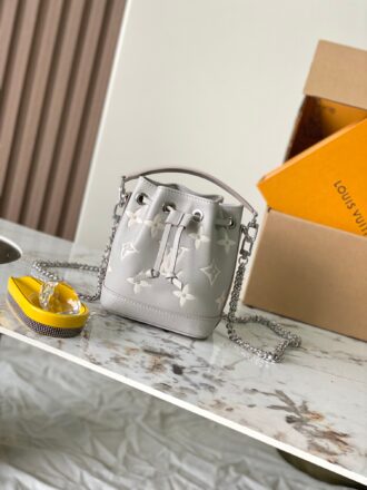 This Nano Noé handbag Model: 14224 taro cream color 163C chip version Material: A grade all-steel hardware, imported original cowhide Packaging: Full set of original duty-free MB packaging Size: 10x13x16cm