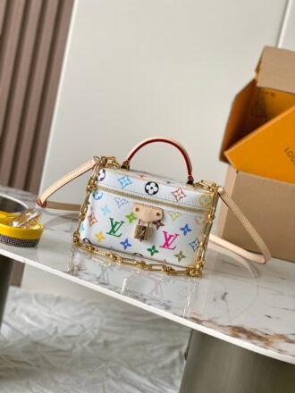 This Vanity Pouch handbag Model: M13662 Baicai 163C chip version Material: A grade all-steel hardware, imported original cowhide Packaging: Full set of original duty-free MB packaging Size: 19x11.5x6.5cm