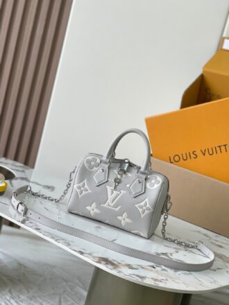 This Speedy Bandoulière 20 handbag Model: M14207 Taro paste cream color 163C chip version Material: A grade all-steel hardware, imported original cowhide Packaging: Full set of original duty-free MB packaging Size: 13.5 x 12 x 20.5cm