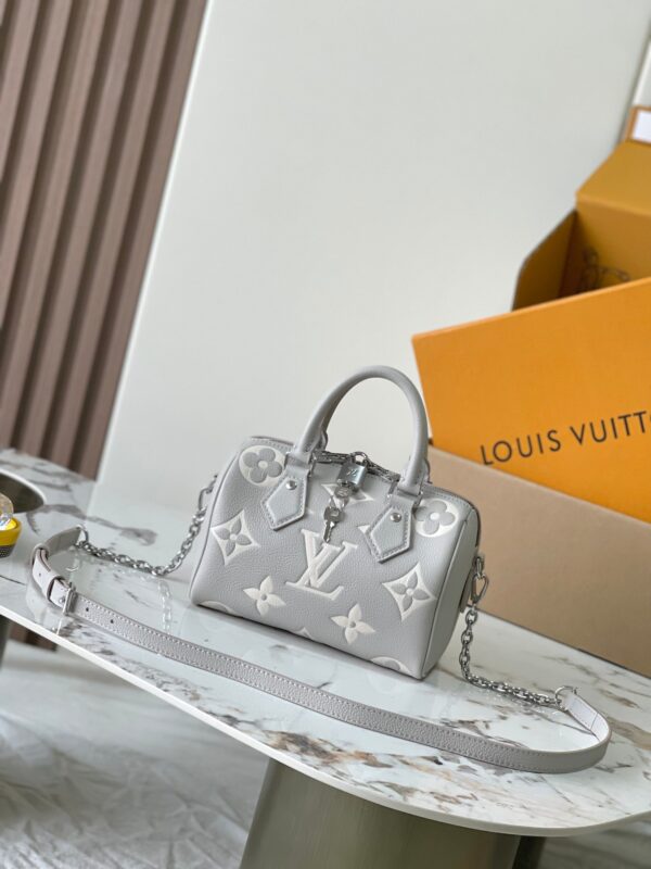 This Speedy Bandoulière 20 handbag Model: M14207 Taro paste cream color 163C chip version Material: A grade all-steel hardware, imported original cowhide Packaging: Full set of original duty-free MB packaging Size: 13.5 x 12 x 20.5cm