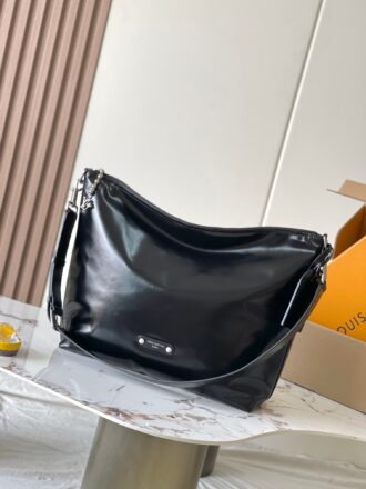 This LV METIS handbag Model: M13986 black 163C chip version Material: A grade all-steel hardware, imported original cowhide Packaging: Full set of original duty-free MB packaging Size: 36 x 12 x 48 cm