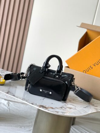 Keepall Cargo Bandoulière 25 handbag Model: M13988 Black 163C chip version Material: A grade all-steel hardware, imported original cowhide Packaging: Full set of original duty-free MB packaging Size: 15 x 11 x 25 cm