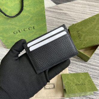 . (With full package)‼ ️Gemble the Gucci logo card holder. The men's series of daily accessories are renovated with classic black leather. The 2024 Early Spring Series uses Gucci letter logo to reinvent classic accessories, cleverly showing the connotation of brand logos. This card holder has four card compartments to highlight the ingenuity of the design. Black leather, cloud fabric lining, Gucci logo, four card compartments. Model: 771157. Size: 7 cm (Length) x 10 cm (W) Color: Black/Original leather.