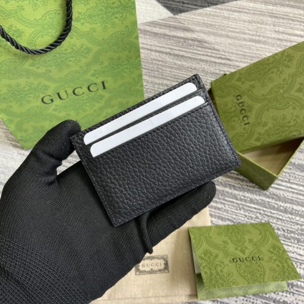 . (With full package)‼ ️Gemble the Gucci logo card holder. The men's series of daily accessories are renovated with classic black leather. The 2024 Early Spring Series uses Gucci letter logo to reinvent classic accessories, cleverly showing the connotation of brand logos. This card holder has four card compartments to highlight the ingenuity of the design. Black leather, cloud fabric lining, Gucci logo, four card compartments. Model: 771157. Size: 7 cm (Length) x 10 cm (W) Color: Black/Original leather.