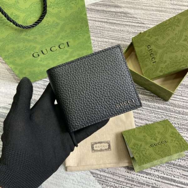 . (With full package)‼ ️Decorated with Gucci logo double fold wallet. The men's series of daily accessories are renovated with classic black leather. The 2024 Early Spring Series uses Gucci letter logo to reinvent classic accessories, cleverly showing the connotation of brand logos. There are eight card compartments and two banknote compartments inside. Black leather, cloud fabric lining, Gucci logo, interior: eight card compartments and two banknote compartments. Model: 771148. Dimensions when opening: 9 cm (Length) x 21 cm (W) Dimensions when closing: 9 cm (Length) x 11 cm (W) Color: Black/Original leather.