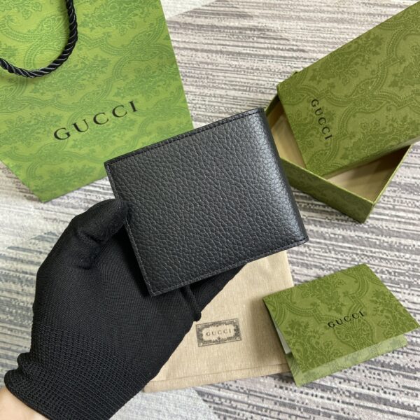 . (With full package)‼ ️Decorated with Gucci logo double fold wallet. The men's series of daily accessories are renovated with classic black leather. The 2024 Early Spring Series uses Gucci letter logo to reinvent classic accessories, cleverly showing the connotation of brand logos. There are eight card compartments and two banknote compartments inside. Black leather, cloud fabric lining, Gucci logo. Model: 771153. Dimensions when opening: 9 cm (Length) x 21 cm (W) Dimensions when closing: 9 cm (Length) x 11 cm (W) Color: Black/Original leather.