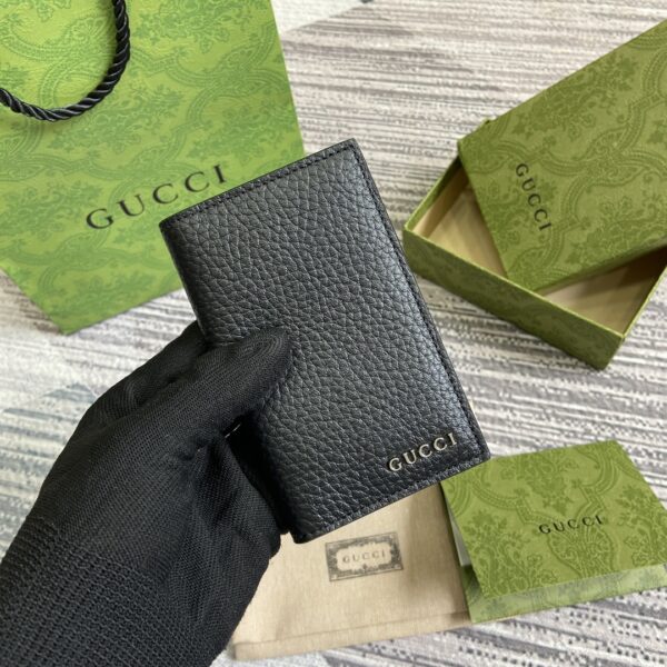 . (With full package)‼ ️Gembled Gucci logo long card holder. The men's series of daily accessories are renovated with classic black leather. The 2024 Early Spring Series uses Gucci letter logo to reinvent classic accessories, cleverly showing the connotation of brand logos. This long card holder has eight card compartments and two banknote compartments inside. Black leather, cloud fabric lining, Gucci logo, interior: eight card compartments and two banknote compartments. Model: 771159. Dimensions when opening: 12 cm (Length) x 15 cm (W) Dimensions when closing: 12 cm (Length) x 7.5 cm (W) Color: Black/Original leather.