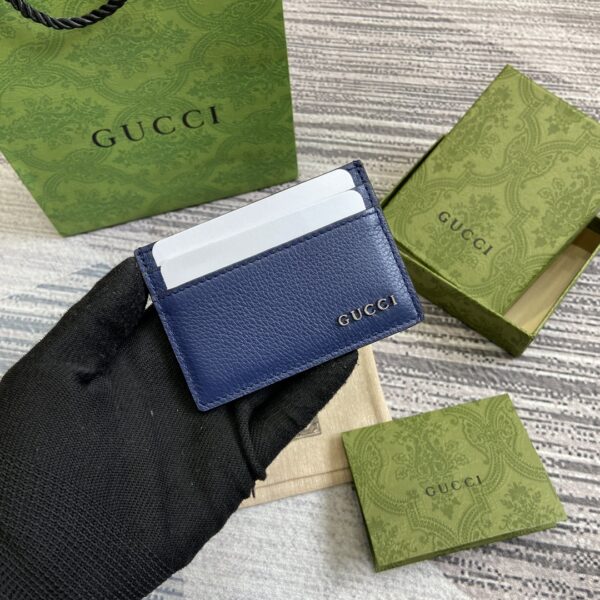 . (With full package)‼ ️Gemble the Gucci logo card holder. Men's series of daily accessories are renovated with classic blue leather. The 2024 Early Spring Series uses Gucci letter logo to reinvent classic accessories, cleverly showing the connotation of brand logos. This card holder has four card compartments to highlight the ingenuity of the design. Black leather, cloud fabric lining, Gucci logo, four card compartments. Model: 771157. Size: 7 cm (Length) x 10 cm (W) Color: Blue/Original leather.
