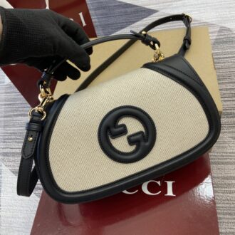 With full packaging)‼ ️【New Model】G Home Brand Identification Sign will be renovated and interpreted through different techniques every season. The new design has a double G pattern, and the style is eye-catching. This handbag is designed with a handle and can be cross-body. The classic material is modern, and it is paired with imported cowhide polished hardware, with clear patterns and delicate texture. Model: 815714. Size: 27 (Length) x 17 (H) x 7cm (Thickness) Color: Canvas brown leather/original leather.