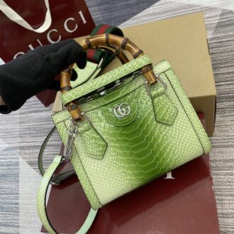 With full packaging)‼ ️【New Model】GG new counter quality, real photos, material, exclusive custom snake pattern cowhide leather, Hsinchu joint limited rare leather, gradient color has a layered beauty, the newly arrived peach pink looks very healing, the smart and graceful python wrap body is unique and luxurious, very high-end, pink adds a bit of romance, and the rare gradient color spirit snake also adds a sense of mystery. The soft rose and the gift of nature make the oriental aesthetic design to the fullest~ Model: 702732. Size: 20 (Length) x 16 (Width) x 10 (Thick) Color: Green snake pattern/original leather.