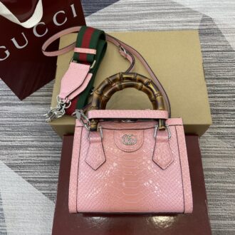 With full packaging)‼ ️【New Model】GG new counter quality, real photos, material, exclusive custom snake pattern cowhide leather, Hsinchu joint limited rare leather, gradient color has a layered beauty, the newly arrived peach pink looks very healing, the smart and graceful python wrap body is unique and luxurious, very high-end, pink adds a bit of romance, and the rare gradient color spirit snake also adds a sense of mystery. The soft rose and the gift of nature make the oriental aesthetic design to the fullest~ Model: 702732. Size: 20 (Length) x 16 (Width) x 10 (Thick) Color: Pink snake pattern/original leather.